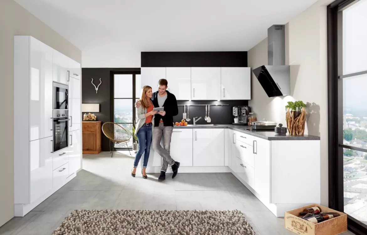 Puristische Designküche in weißem Lack