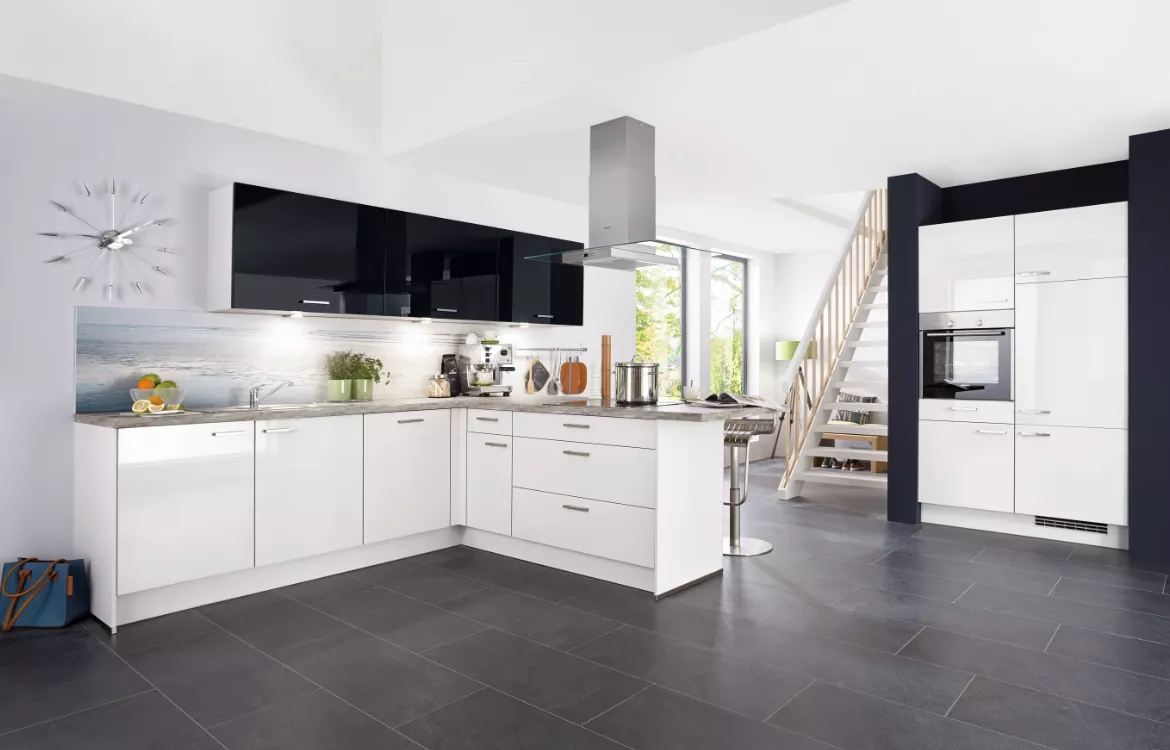 Aktuelle Einbauküche mit bester Marken-Technik