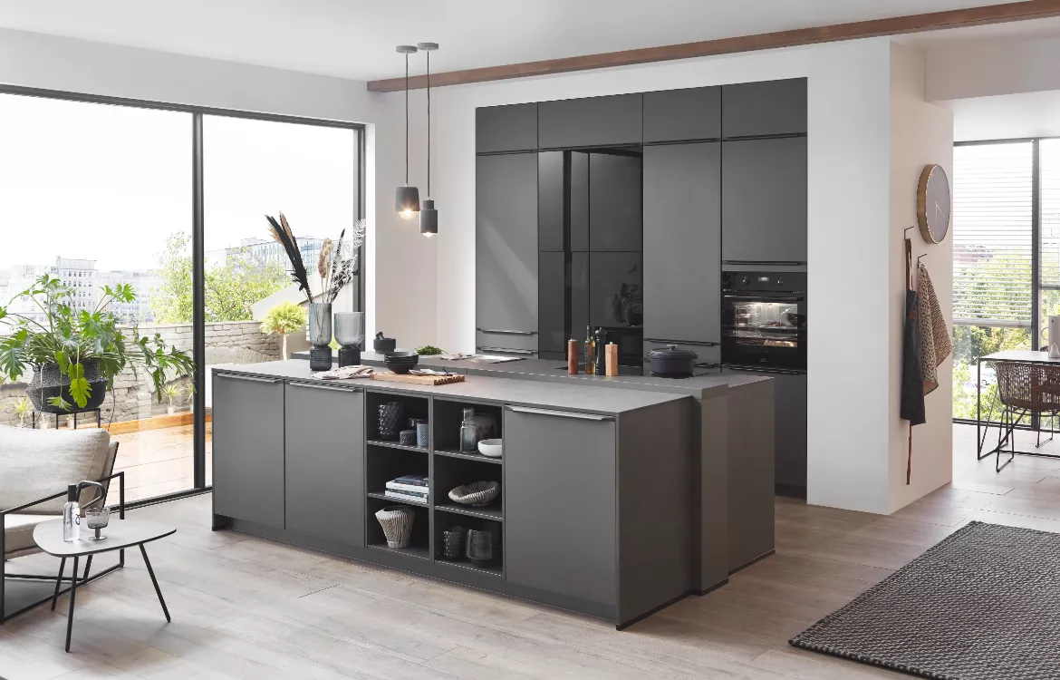 Atrium Trend mit Schwarzglastüren