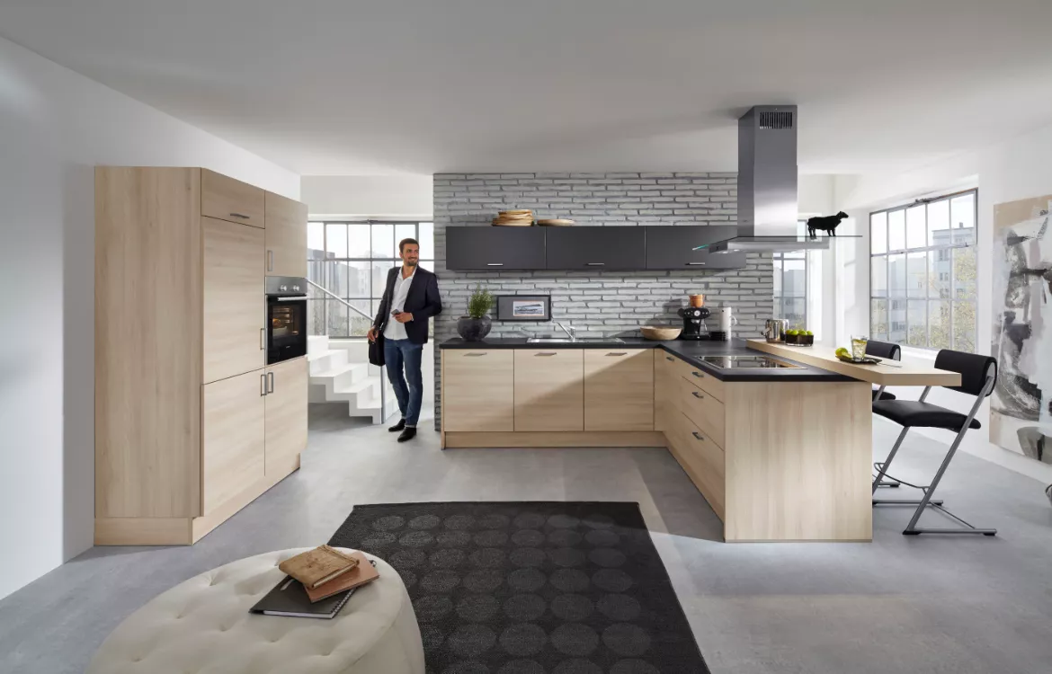 Edle Einbauküche mit aufgesetzter Esstheke