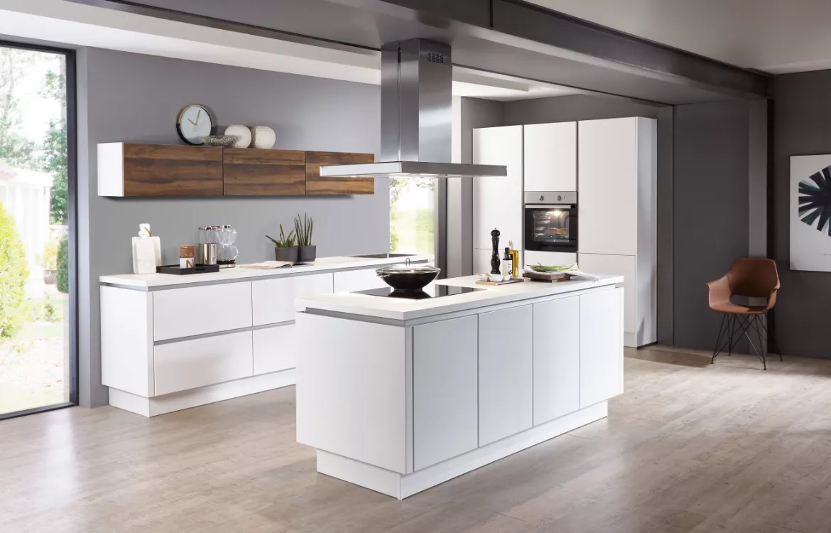 Grifflose Küchenkombination mit 3-teiliger Planung