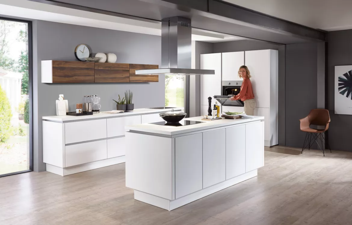 Grifflose Küchenkombination mit 3-teiliger Planung