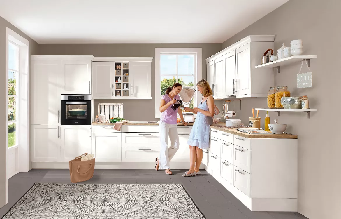 Landhaus-Küche in pflegeleichter Kunststoff-Oberfläche