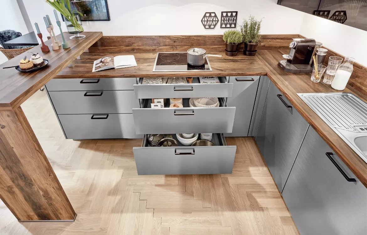 Puristische Küchenkombination mit klarem Designkonzept