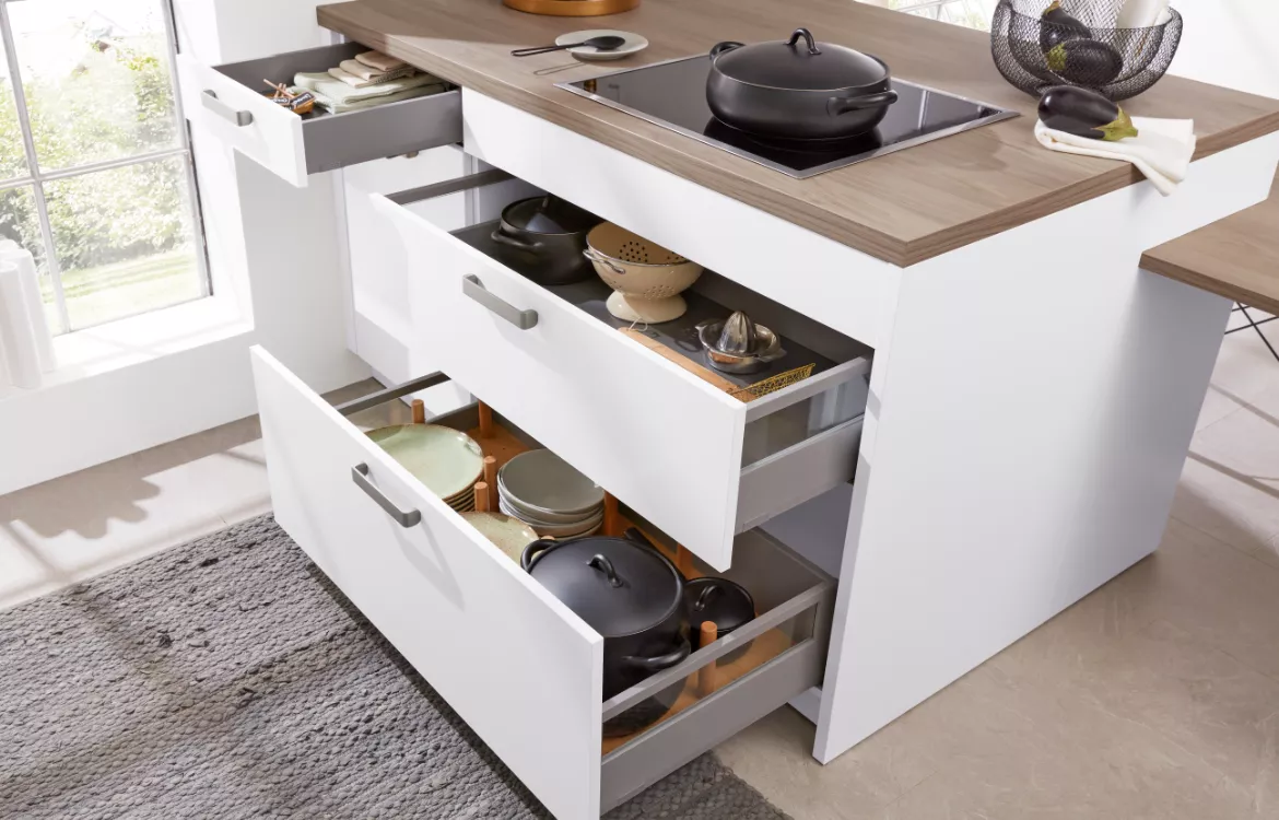 Hochaktuelle Küche mit Raumteiler-Funktion und Essplatzlösung