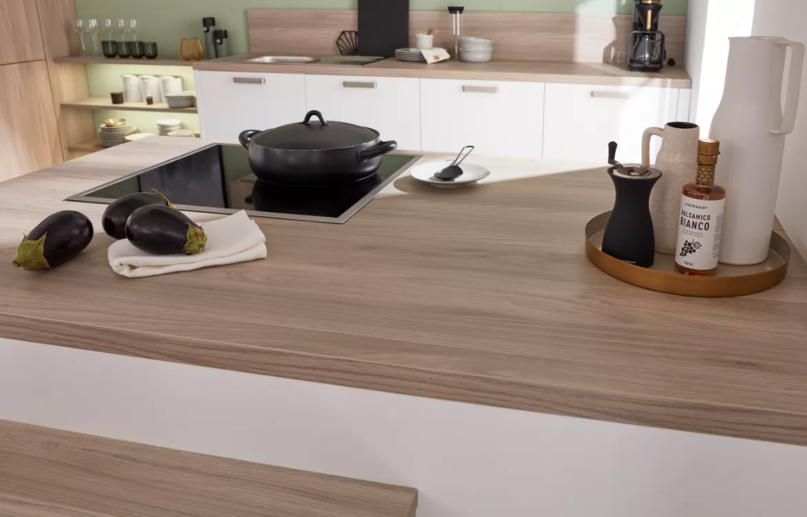 Hochaktuelle Küche mit Raumteiler-Funktion und Essplatzlösung