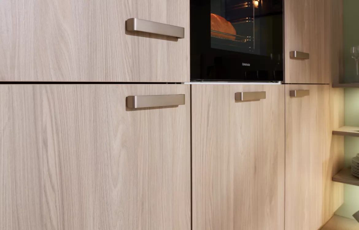 Hochaktuelle Küche mit Raumteiler-Funktion und Essplatzlösung