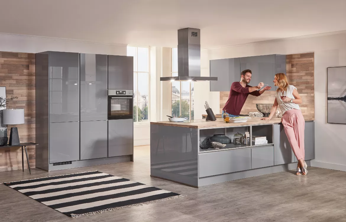 Grifflose Einbauküche mit Inselelement