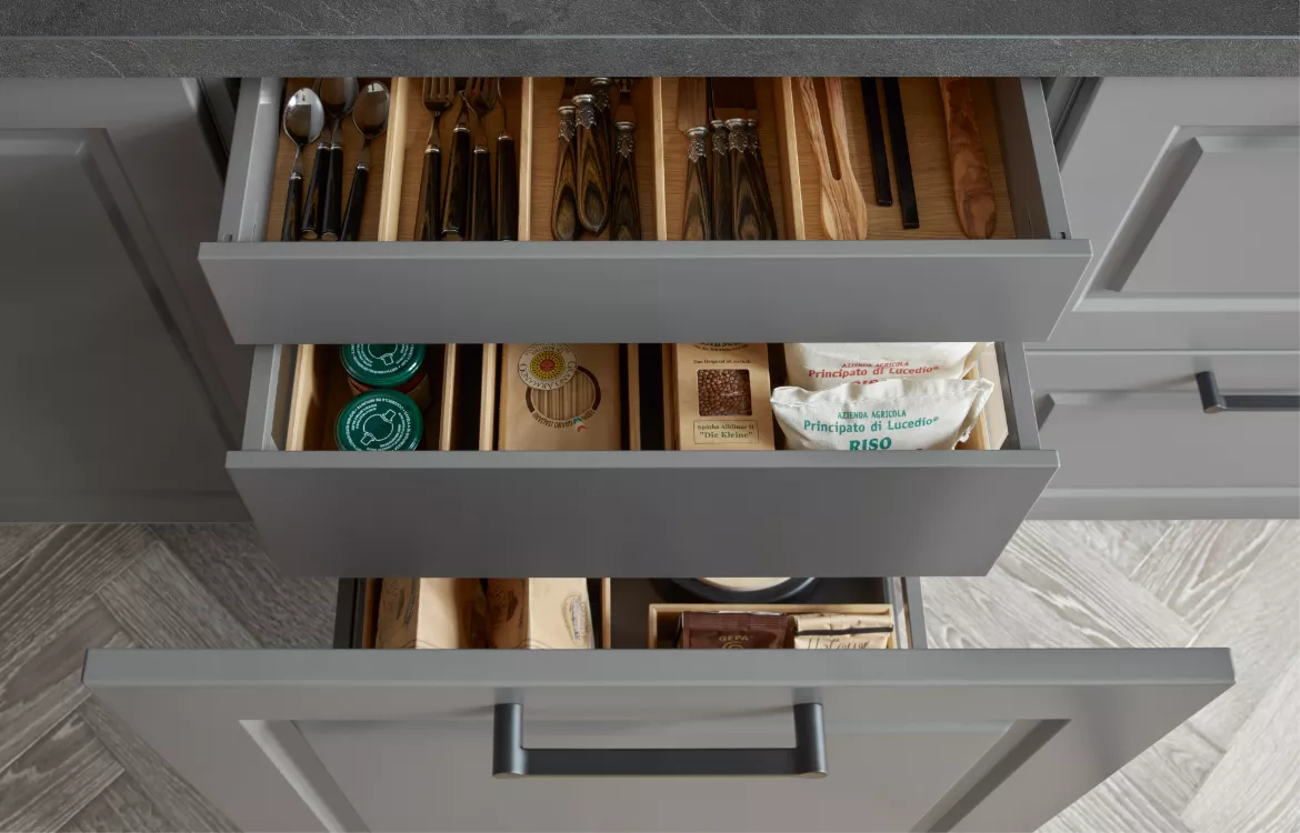 Landhausküche Atrium Aktuell mit viel Stauraum