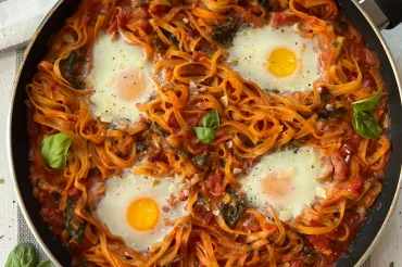 Tagliatelle Pfanne mit Spinat und Eiern