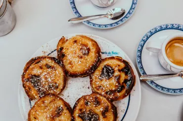Pastéis de Nata - köstliche Blätterteigtörtchen mit Konditorcreme