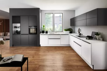 Küche in schwarz matt lackiert